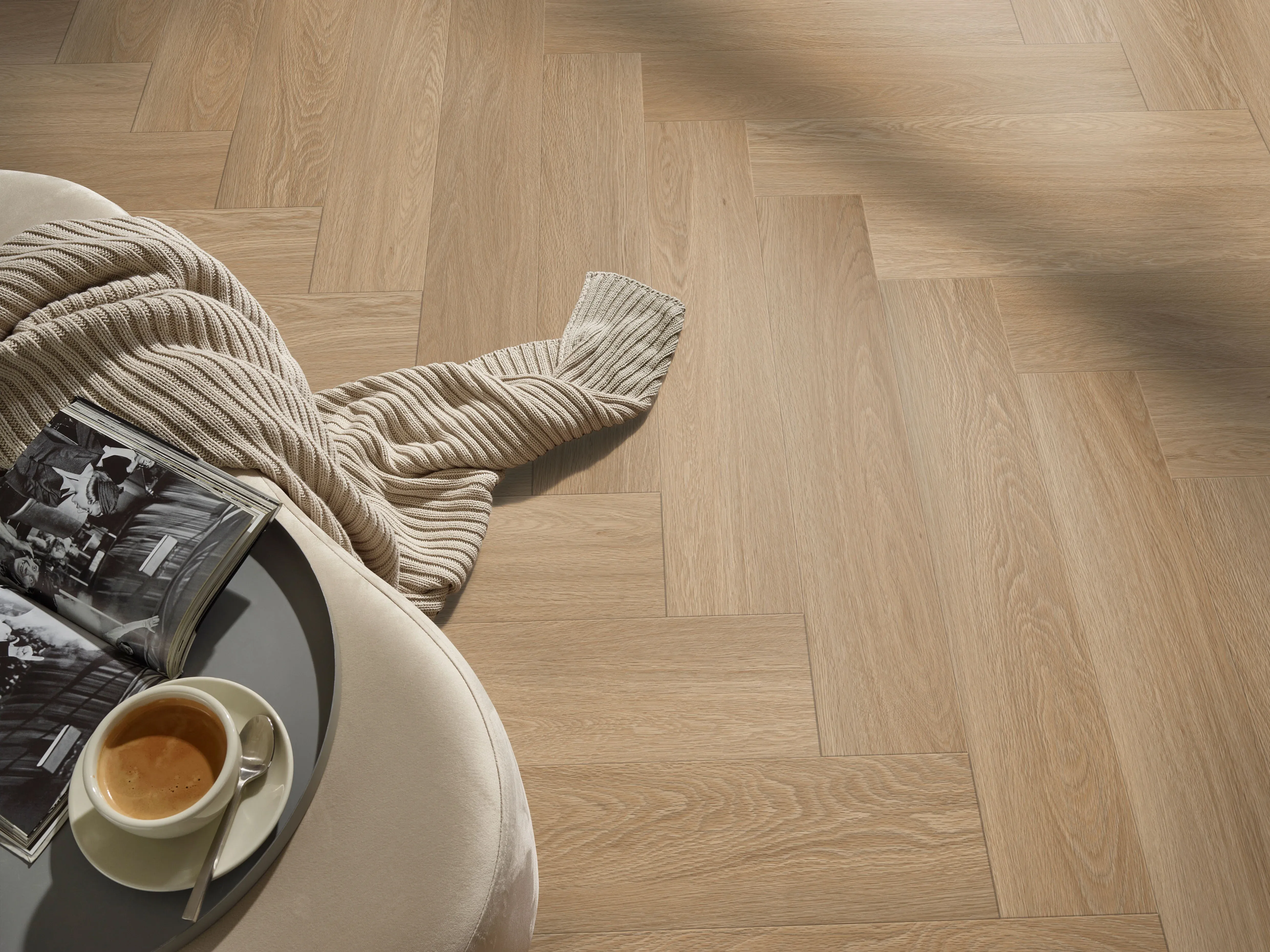 warm-oak-spc-designvinyl-herringbone-aus-der-corepel-collection
